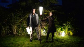 Un couple angevin invente le lampadaire sans fil et connecté