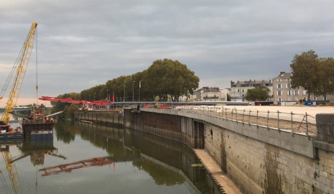 Le pont des Arts et Métiers s’élance sur la Maine