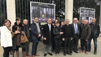 30 photos insolites d’agriculteurs s’exposent sur les grilles du Département