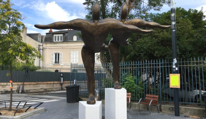 Une statue quitte l’aéroport d’Angers pour la place du Lycée
