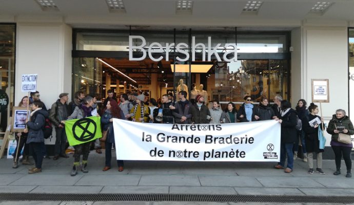 Black Friday : Extinction Rebellion se mobilise devant plusieurs enseignes à Angers