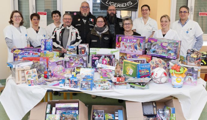 L’association Les Guidons Cools Ligériens remet des jouets pour les enfants hospitalisés