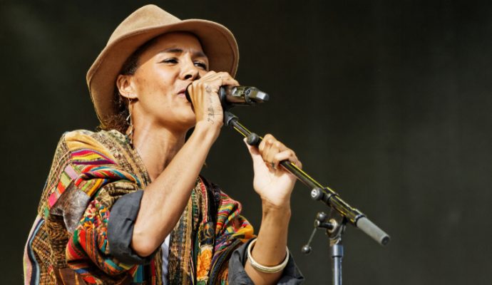 La chanteuse Ayo à la 16e édition des Traver'Cé Musicales des Ponts-de ...