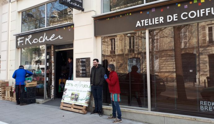 Les maraîchers trouvent refuge chez les commerçants à Angers