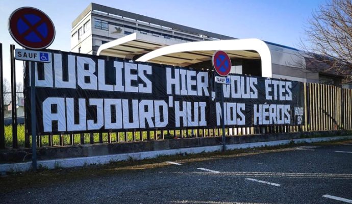 Les supporters du Kop de la Butte 1992 soutiennent le personnel du CHU d’Angers