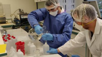Coronavirus : des étudiants de l’Université d’Angers produisent des gels hydroalcooliques