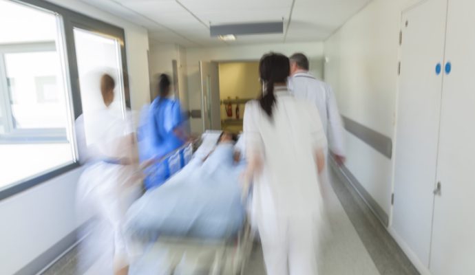 Coronavirus : le nombre de patients en réanimation baisse doucement
