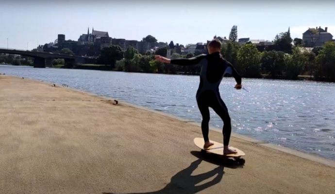 Du « surf » dans les rues d’Angers pour dénoncer l’interdiction des sports nautiques