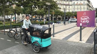 Un stand installé devant la gare d’Angers le 21 mai pour découvrir les vélos-cargos