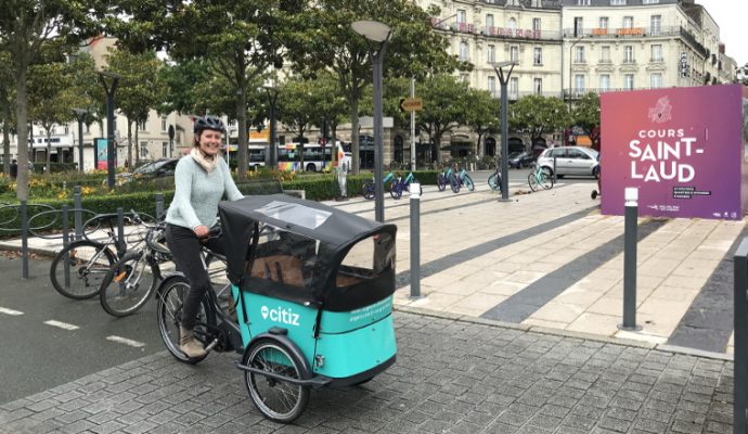 Un stand installé devant la gare d’Angers le 21 mai pour découvrir les vélos-cargos