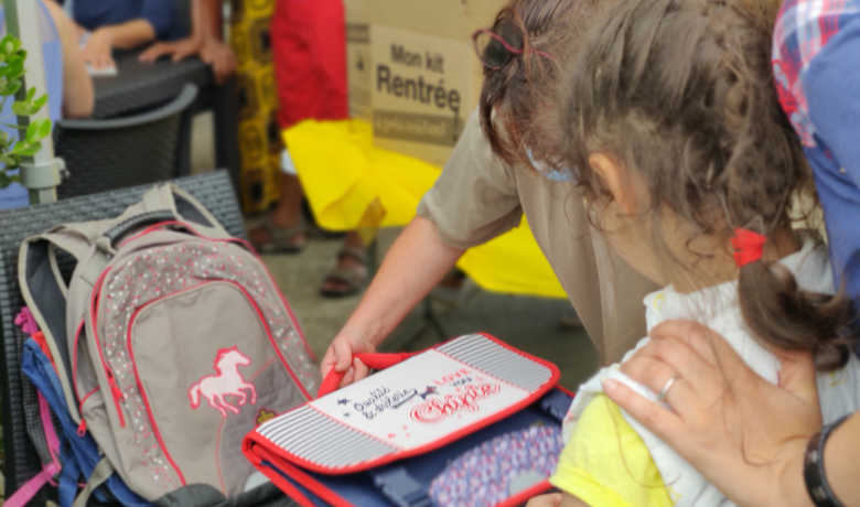 Distribution kit pédagogique Secours Populaire