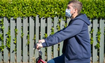 Le port du masque à vélo fait débat