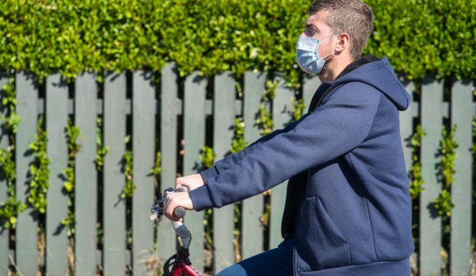 Le port du masque à vélo fait débat