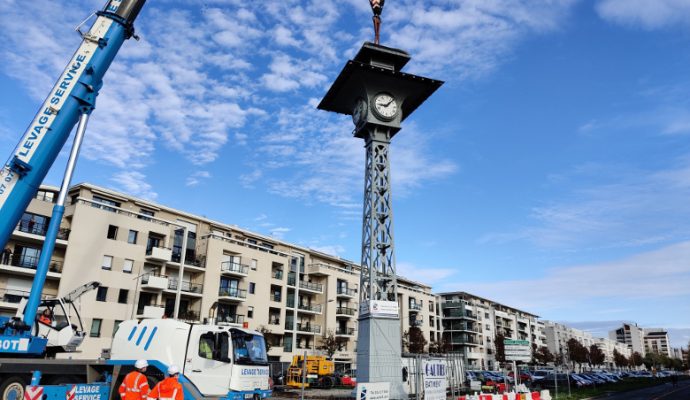 L’horloge des anciens abattoirs déplacée à l’entrée du parc Balzac