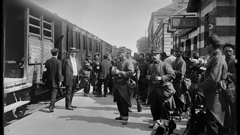 Le départ des troupes du 72 e RI Territorial à Cholet en août 1914 - Archives départementales de Maine-et-Loire