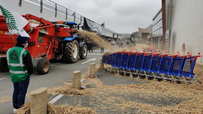 Agriculteurs Carrefour Saint-Serge extérieur