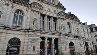 Votre soutien au monde de la culture s’affiche sur le Grand Théâtre place du Ralliement