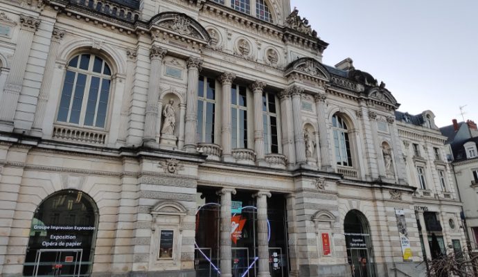 Votre soutien au monde de la culture s’affiche sur le Grand Théâtre place du Ralliement