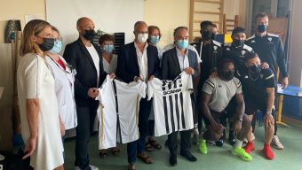 Des maillots d’Angers SCO transformés en blouses médicales pour les enfants hospitalisés