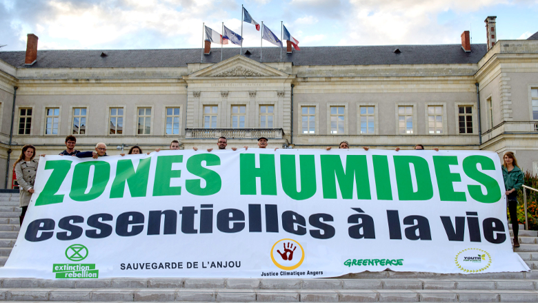 Grande banderole à la mairie