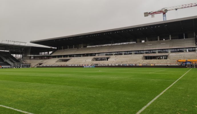 La nouvelle tribune Saint-Léonard du stade Raymond-Kopa a déjà fière allure