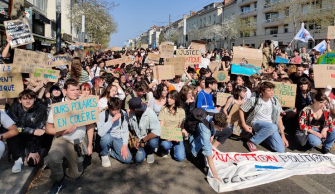 Grève pour le climat : 400 jeunes mobilisés à Angers