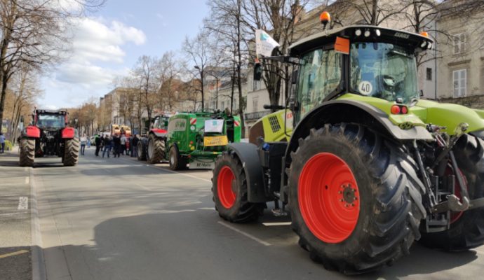 Prix des carburants : les entrepreneurs de travaux agricoles mènent une opération escargot à Angers