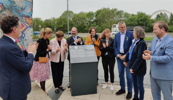 Le fragment du mur de Berlin situé à Angers se raconte