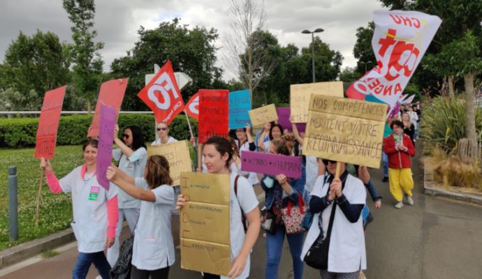Une centaine de soignants mobilisés ce mardi 7 juin devant le CHU d’Angers