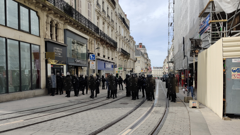 Policiers rue d'Alsace - Manif retraites