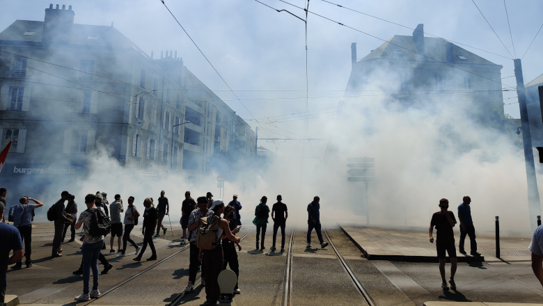 Lacrymo Ayrault - Manif des retraites