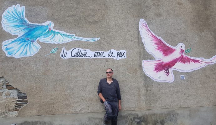 Le street artiste AL1 réalise un nouveau collage place de la Rochefoucauld