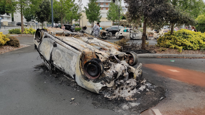 Voiture brûlée et retournée la Roseraie