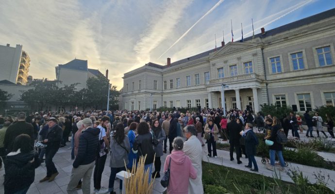 Angers : Plusieurs centaines de personnes rassemblées en hommage à Dominique Bernard