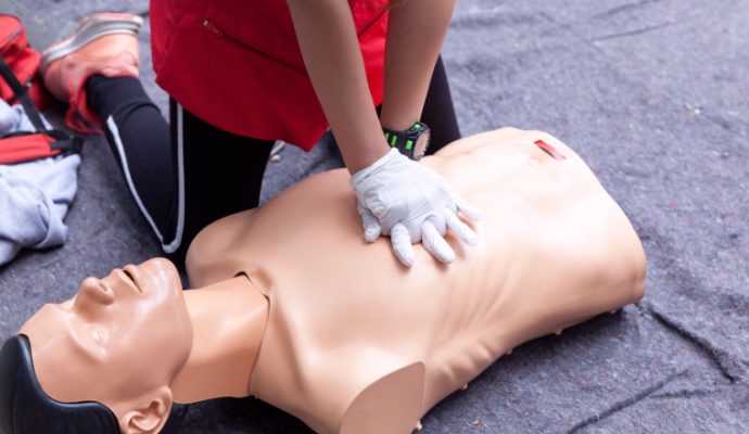 Les commerçants angevins sensibilisés au massage cardiaque