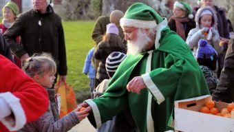 Le Secours populaire et ses pères Noël verts œuvrent pour les fêtes de fin d’année