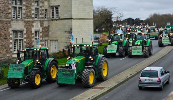 À Angers, plus de 200 tracteurs réunis pour une « opération escargot » d’envergure