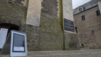 Une exposition qui se dévoile à la lueur des lampes torches à la Tour Saint-Aubin