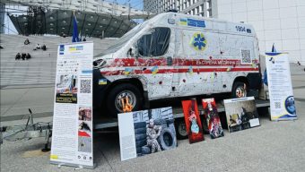 Une ambulance ukrainienne criblée de balles va être exposée à Angers