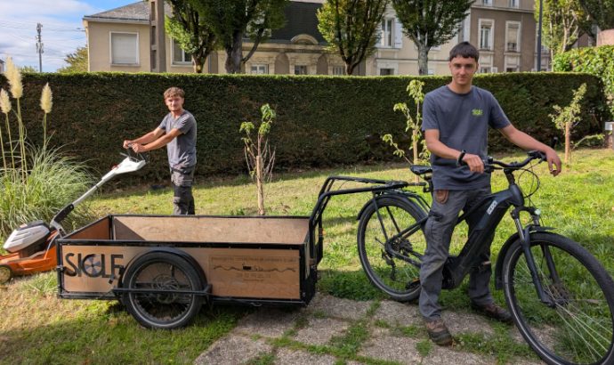 À Angers, cette coopérative entretient les espaces verts à vélo
