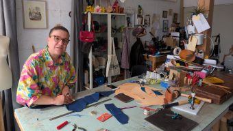 Cette artisane maroquinière partage son savoir-faire au travers d’ateliers