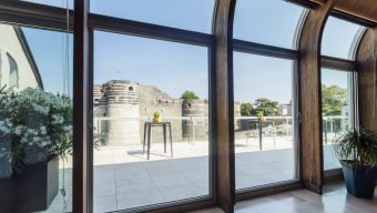 Un espace événementiel avec vue sur le château d’Angers ouvert aux particuliers et aux entreprises