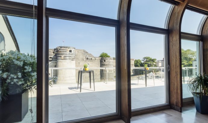Un espace événementiel avec vue sur le château d’Angers ouvert aux particuliers et aux entreprises