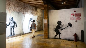Plus de 250 œuvres de Banksy exposées gratuitement à la collégiale Saint-Martin