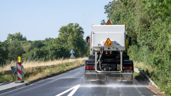 Face aux fortes chaleurs, des routes blanchies pour préserver les chaussées