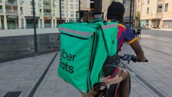 « On fait plusieurs kilomètres pour seulement quelques euros » : le quotidien précaire des livreurs à Angers