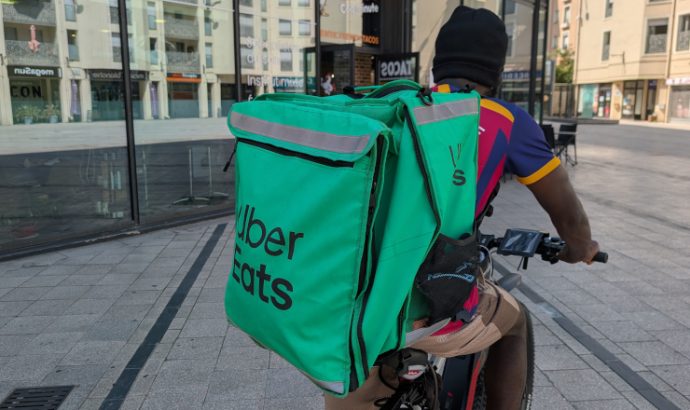 « On fait plusieurs kilomètres pour seulement quelques euros » : le quotidien précaire des livreurs à Angers