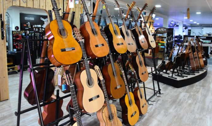 Face aux géants de la vente en ligne, les magasins de musique angevins tentent de suivre la cadence